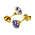 Gros plan de boucles d'oreilles zircon violet avec monture dorée à quatre griffes et fermoir - 3mm / Or + Bleu Changeant