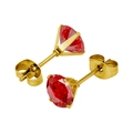 Détail de boucles d'oreilles en zircon rouge avec sertissage à quatre griffes dorées - 3mm / Or + Rouge Vif