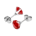 Primer plano de pendientes de acero plateado con circonitas rojas redondas de 6 garras - 3mm / Color Acero + Zirconia Roja Brillante (Pieza Única)