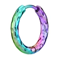 Regenboog roestvrijstalen oorringen met gehamerde textuur en kleurrijk kleurverloop - 8mm / 1 Stuk / Reliëfpatroon Veelkleurig