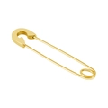 Makroaufnahme vergoldeter Büroklammer-Ohrring mit hochglanzpolierter Oberfläche - Sicherheitsnadel-Ohrstecker (Gold)