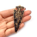 Pijlpunt hanger in donkerbruine marmersteen met een goudkleurige metalen rand - Nr. 5 (Donkerbruin Getextureerd)
