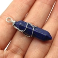 Lapis Lazuli Anhänger in Sechskantform mit Silberdrahtwicklung auf der Hand - Lapislazuli