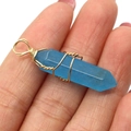 Blauer Quarz Hexagonal-Kristallanhänger mit goldener Drahtwicklung und Politur - Blau gefärbte Jade Gold