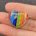 Ciondolo connettore a cuore in pietra a righe arcobaleno con cornice dorata sul dito - Stile a Strisce Arcobaleno (1)