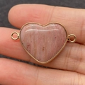 Ciondolo a cuore in pietra naturale rosa con doppi fori dorati e trama marmorizzata - Stile Texture Pietra Rosa (8)