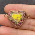 Connettore a cuore in pietra imperiale colorata con cornice dorata e doppi anelli - Stile Venato Giallo Brillante Rosa (12)