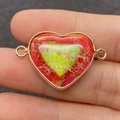 Connettore a cuore in pietra imperiale con trama marmorea colorata e cornice dorata - Stile Marmo Rosso Verde Rosa (13)