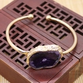 Bracelet jonc ouvert doré avec une grande pierre d'agate violette irrégulière sur bois - 18x25-22x35mm Diamètre 63mm / Violet (No.1)