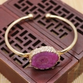 Bracelet jonc doré ouvert avec grande pierre d'agate naturelle rose-violette et druzy cristal - Rose