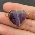 Connettore a cuore in pietra naturale viola con bordo dorato e doppi anelli di aggancio - Stile Cristallo Viola (19)