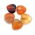 Detailweergave van vijf hartvormige drakenader agaat hangers met metalen ringen - 20mm / Oranjerode Serie (Nr. 6)