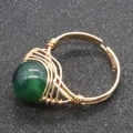 Anello artigianale in filo dorato con una perla di pietra preziosa verde traslucida da 10 mm - Giada Verde