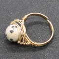 Anello artigianale in filo dorato con una perla sferica in pietra maculata da 10mm - Diaspro dalmata