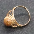 Anello artigianale in filo dorato con perla sferica da 10mm in pietra naturale maculata - Diaspro