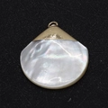 Détail macro du pendentif en nacre en forme de goutte avec fermoir doré scintillant - Style Éventail avec Calotte Dorée (2)