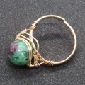 Anello artigianale a filo con una perla rotonda da 10mm di rubino in zoisite verde e viola - Rubino Zoisite