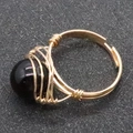 Bague ajustable en fil doré avec une perle ronde en pierre naturelle noire de 10mm - Agate noire