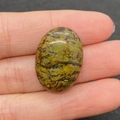 Gepolijste ovale geelgroene natuursteen cabochon met unieke donkere geaderde patronen - Nr.18 (Geel Groen Gevlekt)