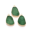 Drie natuurlijke groene druzy kristallen hangers in druppelvorm met vergulde randen - Peervormige Hanger / Groen