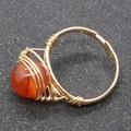 Bague artisanale en fil d'or torsadé avec une perle de pierre fine orange-rouge de 10 mm - Agate rouge