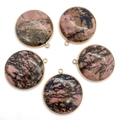 Cinq pendentifs ronds en rhodonite avec bordures dorées et motifs de veines noires - Texture Rose Noir (23g/unité) / 36x40mm