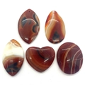 Fünfteiliges Set aus Naturachat-Anhängern in verschiedenen Formen mit rot-schwarzen Streifen - Dunkelrot-Oranges Fleckenmuster (020) / 35-55mm (5 Stück)