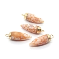 Dettaglio di quattro ciondoli in pietra rosa a forma di proiettile con cappucci dorati - Arancio Rosa (5#)
