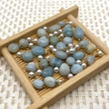 Chaîne en acier doré avec pierre naturelle bleu clair et perles ABS blanches - Amazonite