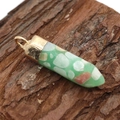 Türkis Sechskantsäule Anhänger mit Goldkappe auf dunkler Rinde, 6x26mm DIY-Schmuck - Nur Anhänger (Ohne Kette) / Grün (Nr. 1)