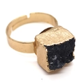 Anello con cristallo nero quadrato con fascia dorata regolabile e texture naturale - Nero