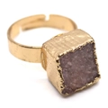 Anello dorato regolabile con cristallo druzy viola quadrato da 12mm e trama martellata - Lavanda
