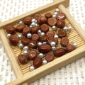 Golden stainless steel chain with oval goldstone beads and white faux pearls - Irregular Size Roll / Brown Gold Sandstone
