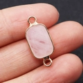 Connettore rettangolare in quarzo rosa sfaccettato con placcatura in oro e doppi anelli - 10x24mm / Quarzo rosa