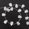 Cuentas de nácar blanco en forma de pétalo con brillo natural para joyas DIY - 9x12mm / Blanco