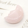 Pietra di quarzo rosa scolpita a forma di luna con dettagli del viso delicati - 20x30mm, 9g / Quarzo rosa