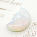 Pietra opalite lucida a forma di luna crescente con viso per gioielli fai da te - 20x30mm, 9g / Opale