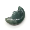 Ciondolo a luna in pietra naturale verde con profilo del viso intagliato per gioielli DIY - 20x30mm, 9g / Agata muschiata