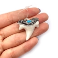 Ciondolo a forma di dente di squalo con turchese e strass per collane fai da te - Dente Bianco Latte Con Strass Bianchi Neri e Pietra Blu (No. 2)