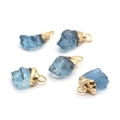 Set mit fünf hellblauen Rohsteinanhängern mit vergoldeten Ösen für DIY-Schmuck - Hellblauer Naturstein (Nr. 6 Goldschlaufe)