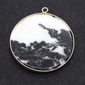 Pendentif circulaire en pierre naturelle tachetée noir et blanc avec cadre doré - Pierre Zèbre