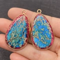 Imperial Jasper Tropfenanhänger mit Goldrand und bunter Steinmaserung für Schmuck - Rot Blau Beige Textur (Nr. 4)