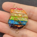 Pendentif connecteur en pierre impériale arc-en-ciel avec bordure en métal doré - 26x39mm / US 5