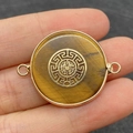 Tijgeroog steen ronde hanger met gouden frame en Grieks sleutelpatroon - 26x35mm / Tijgeroog met Fretpatroon (Nr. 2)
