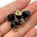 Facettierter schwarzer Onyx-Anhänger mit Goldkappe in der Hand für DIY-Schmuck - 8x12mm 2g/Stk / Schwarzer Achat