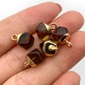 Braune facettierte Harzwürfel-Anhänger mit Goldkappe für DIY Schmuckherstellung - 8x12mm 2g/Stk / Nr. 6 (Kaffee Facettiert)