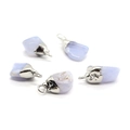 Set mit fünf unregelmäßigen blauen Natursteinanhängern mit silberfarbenen Ösen - Blauer Spitzenachat (Nr. 28 Silberschlaufe)