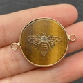 Tijgeroog steen connector met gouden bij-reliëf en metalen frame voor DIY-sieraden - 26x35mm / Tijgeroog met bijenpatroon (Nr. 4)