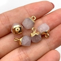 Facettierte Rosenquarz-Anhänger mit vergoldeter Öse, in der Hand präsentiert - 8x12mm 2g/Stk / Rosenquarz