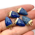 Colgantes de flecha en piedra natural azul con borde dorado para joyería artesanal - Lapislázuli